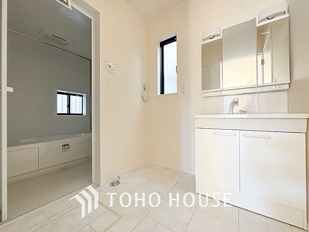 お家の中でも特にプライベートスペースとなる洗面所は、洗濯場所と浴室を同じ空間でまとめております。