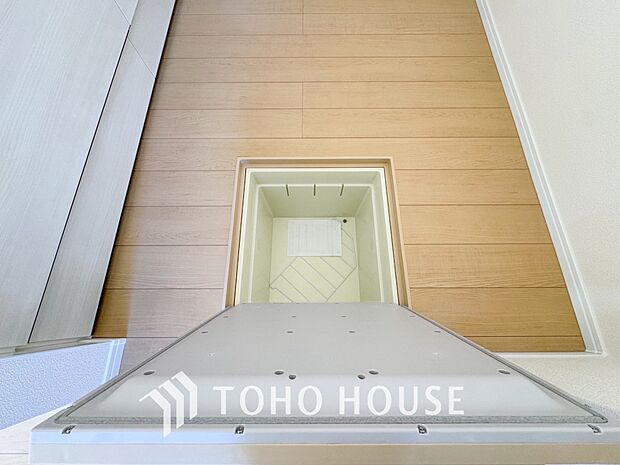 キッチン下部に設けた床下収納。缶詰のストックや非常食、梅酒や味噌などの保存食入れとして利用可です。