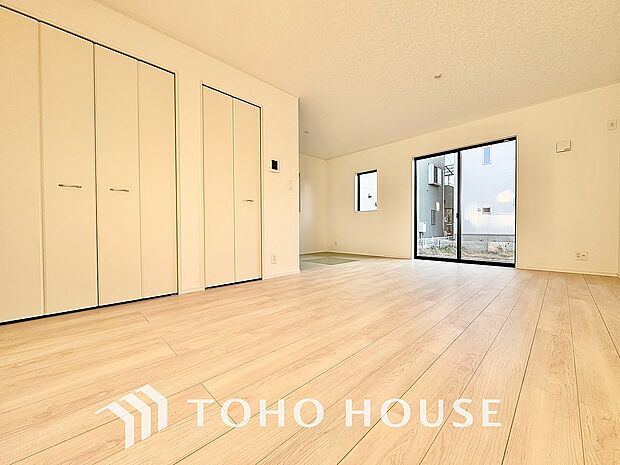 一日の中で多くの時間を過すことになるリビング。爽やかな通風と採光を存分に感じる事が出来る空間です。