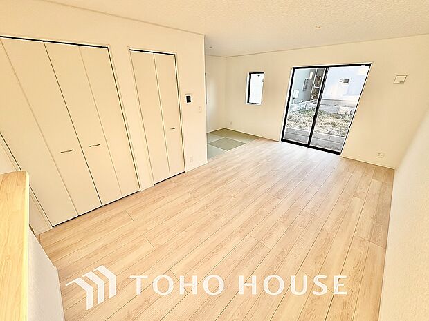 光が注がれる青い空から鮮やかに赤色にゆっくりと染まる。そんな優しい時間がここでは流れてゆく。