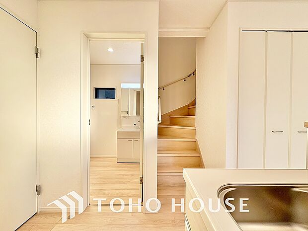 明るく穏やかな空気の中で飲んだり、食べたり、笑ったり。一日の中で多くの時間を過すことになるリビング。