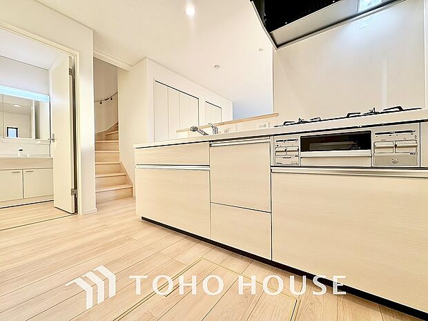 美しく使いやすいキッチン空間。優しい温もりを醸し出すキッチンは料理の為の配慮を随所に注ぎました。