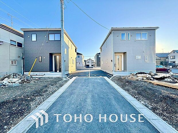 街並みの風景に包み込まれながら、瀟洒な印象も湛えて佇みます。