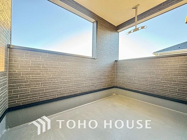 暖かい陽ざしが差込むバルコニー。晴れた日には、洗濯物が良く乾きます。風通しも良好です。