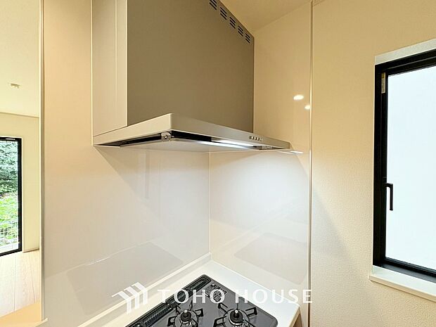昨今主流のスリムタイプのレンジフード。スタイリッシュな見た目からインテリアとしても人気がある型です。