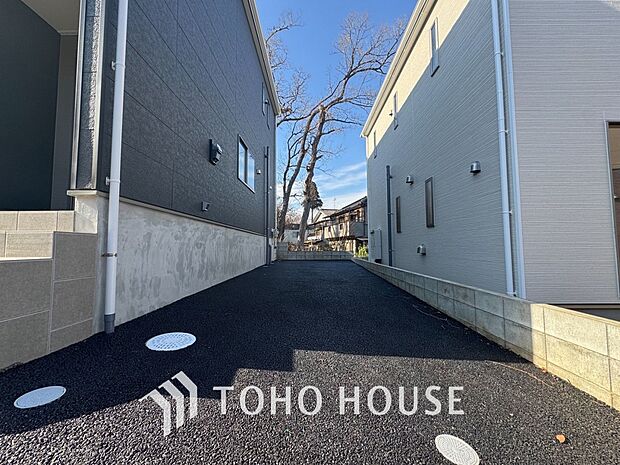 ゆったりとした駐車スペースを確保いたしましたので、大きめのお車でも駐車可能です。