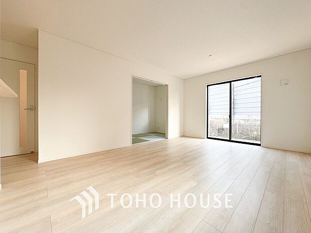 光が注がれる青い空から鮮やかに赤色にゆっくりと染まる。そんな優しい時間がここでは流れてゆく。