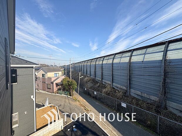 星空が地上に映りこむかのような夜景のきらめきまで、この街ならではの美しい風景の物語が室内に展開。