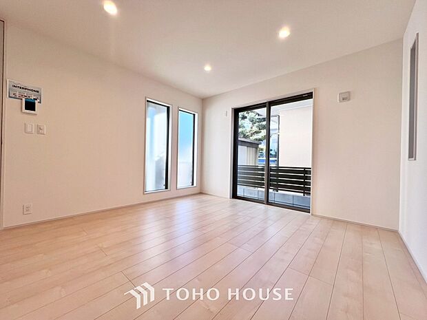 リビングも広く設け、訪れる人々を暖かく迎えてくれます。