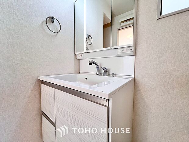 手で洗いたい大切な服など、広く使えると助かる洗面台は汚れの付きにくい形状と素材で造られております。