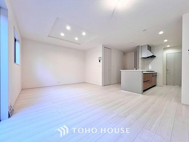 光が注がれる青い空から鮮やかに赤色にゆっくりと染まる。そんな優しい時間がここでは流れてゆく。