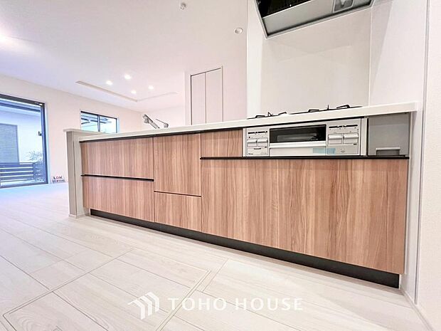 ご家族みんなで調理ができる位のスペースを実現したキッチン空間となっております。