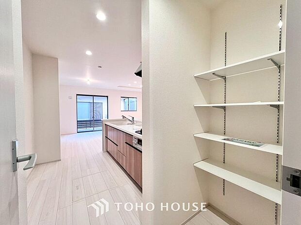 キッチン横にはパントリーを完備。ついつい買いすぎてしまった日用品や食料品のストックなどに。