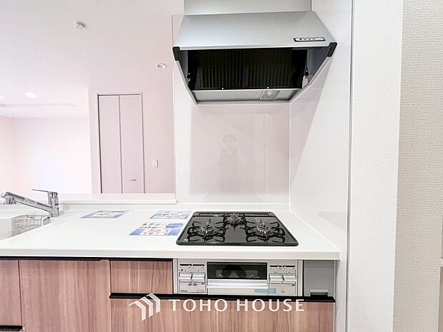 昨今主流のスリムタイプのレンジフード。スタイリッシュな見た目からインテリアとしても人気がある型です。