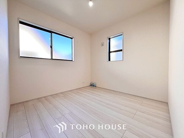 家具の配置のし易い室内です。趣味の部屋としても充分な広さを確保しております。