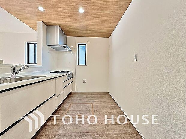 キッチンの収納は、デッドスペースになりやすい箇所を有効活用できる、スライド式収納を採用しました。