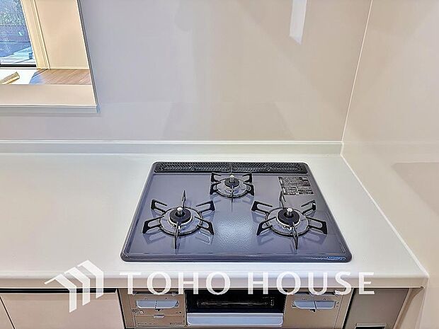 3口コンロは一度に複数のお料理を作ることができるメリットがあります。毎日のキッチンタイムを効率よく。