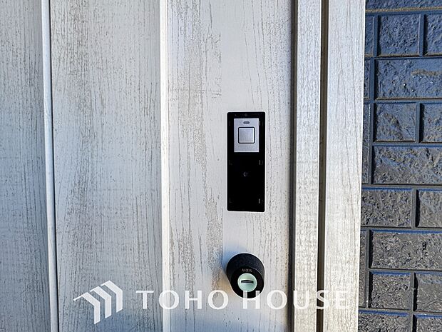 ボタン一つで施錠・解錠できる電子錠は、防犯意識の高まりから補助錠として選ばれることが増えています。