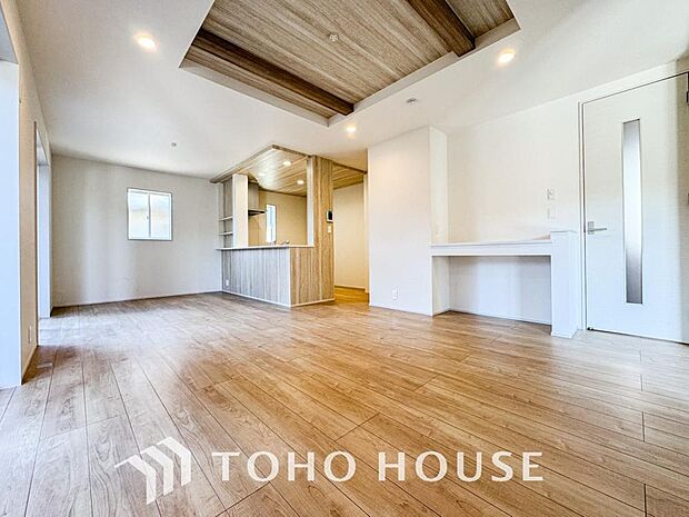 光と風があふれる開放的なリビングダイニングには自然と家族みんなが集まってきます。