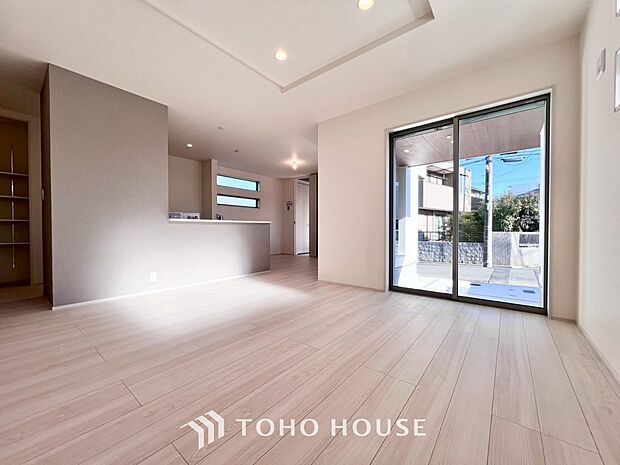 光が注がれる青い空から鮮やかに赤色にゆっくりと染まる。そんな優しい時間がここでは流れてゆく。