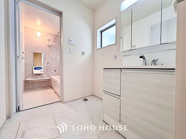 手で洗いたい大切な服など、広く使えると助かる洗面台は汚れの付きにくい形状と素材で造られております。