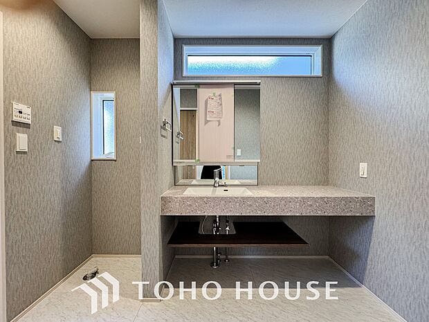 収納もさる事ながら、朝の慌ただしい時間もホテルライクなスペースで余裕とゆとりを感じて頂けます。