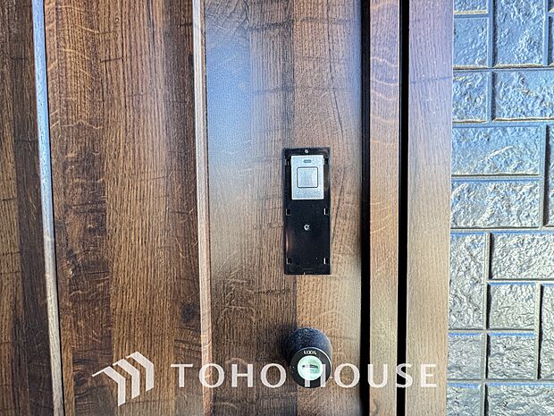 ボタン一つで施錠・解錠できる電子錠は、防犯意識の高まりから補助錠として選ばれることが増えています。