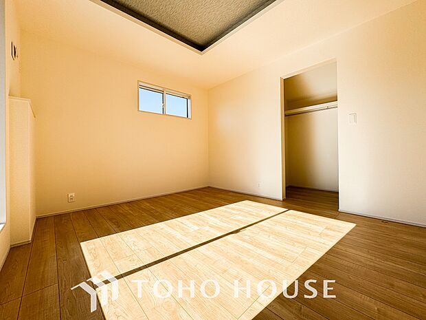 落ち着いたカラーの室内。インテリアやファブリックでお好みのテイストデザインを取り入れて頂けます。