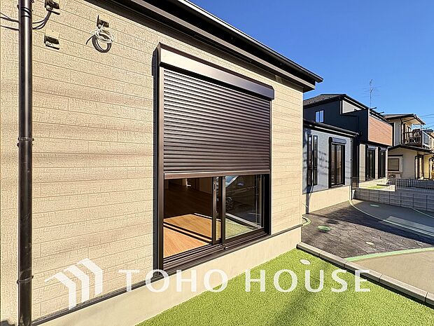 戸建にも防犯機能のシャッターを完備しております。寒い冬でも中から開閉がラクラクな所も便利です。