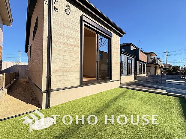 お子様がお庭で遊ぶのを見守りつつ、キッチンでお料理やリビングでくつろぐことができる安心な間取り。