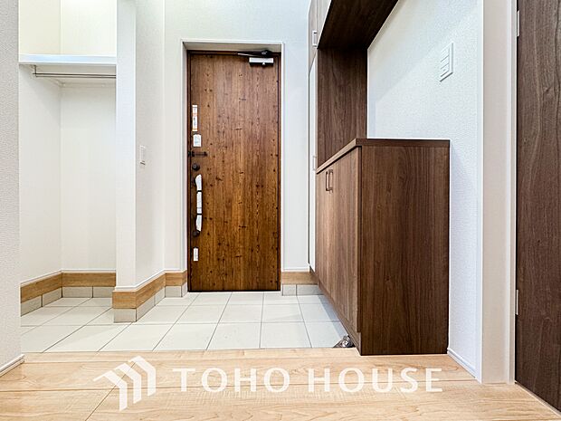 温かみのある色合いでデザインされた玄関は、優しい雰囲気です。帰りたくなる、安息の住まいです。