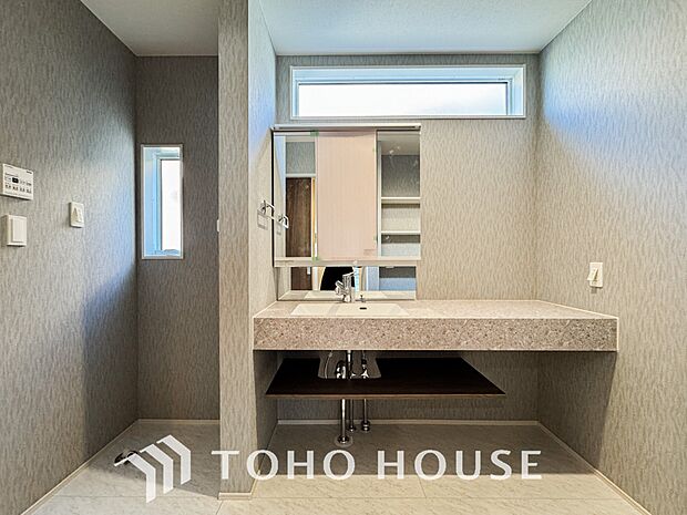 収納もさる事ながら、朝の慌ただしい時間もホテルライクなスペースで余裕とゆとりを感じて頂けます。