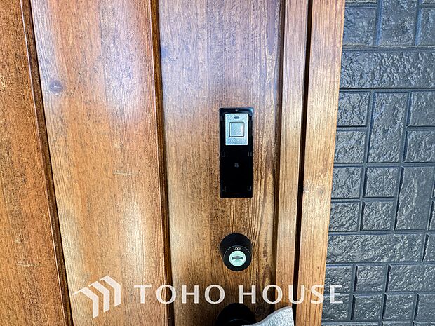 ボタン一つで施錠・解錠できる電子錠は、防犯意識の高まりから補助錠として選ばれることが増えています。