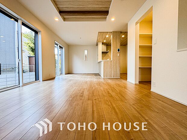 光と風があふれる開放的なリビングダイニングには自然と家族みんなが集まってきます。