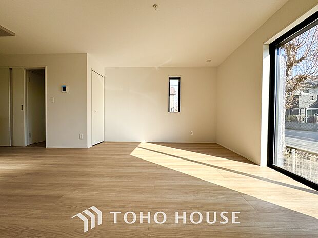 LDKでは家族が集まり、明るく穏やかな空気のなかで飲んだり、食べたり、笑ったり。