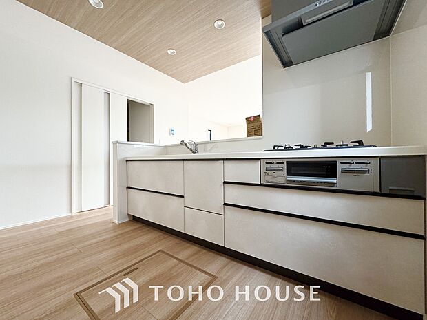 家族皆が集まる場所だからこそ、一番明るく使い勝手のいい空間に仕上げております。