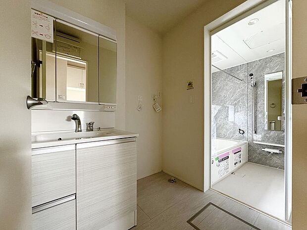 三面鏡のついた洗面台は身だしなみを整えたり見せない収納を確保できたり何かと便利。