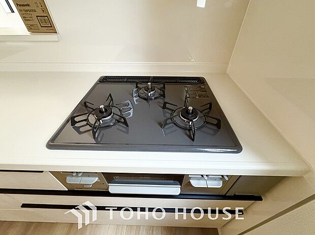 3口コンロは一度に複数のお料理を作ることができるメリットがあります。毎日のキッチンタイムを効率よく。