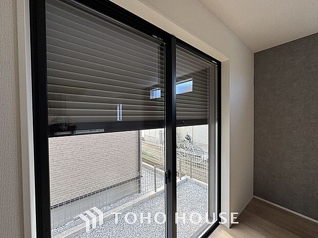 防犯機能のシャッターを完備しております。寒い冬でも中から開閉が可能ですのでラクラク便利。