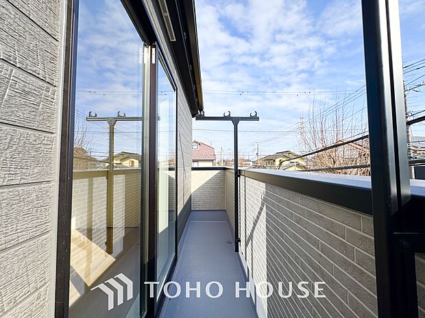 暖かい陽ざしが差込むバルコニーは、晴れた日には、洗濯物が良く乾きます。また、風通しも良好です。