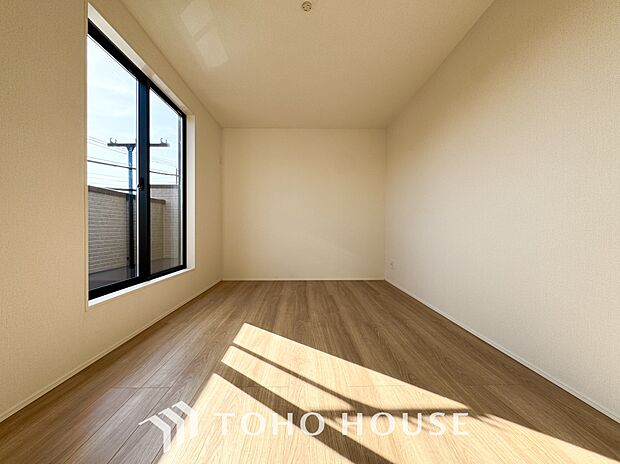 広々とした洋室は寝室にオススメです。ベッドやデスク、ドレッサーなどを置いてもゆったり空間。