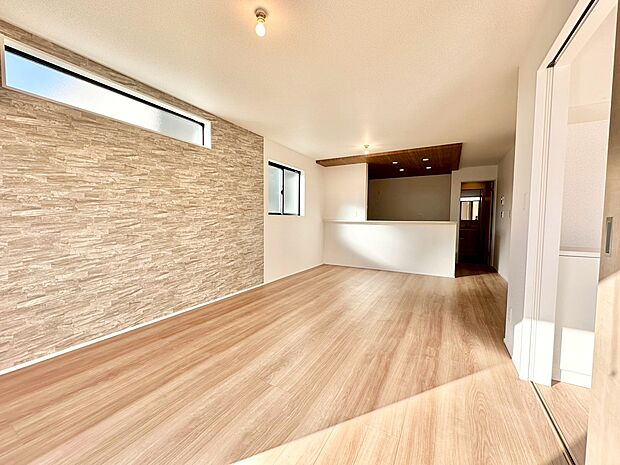 ＬＤＫでは家族が集まり、明るく穏やかな空気のなかで飲んだり、食べたり、笑ったり。