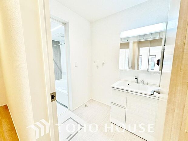 お家の中でも特にプライベートスペースとなる洗面所は、洗濯場所と浴室を同じ空間でまとめております。