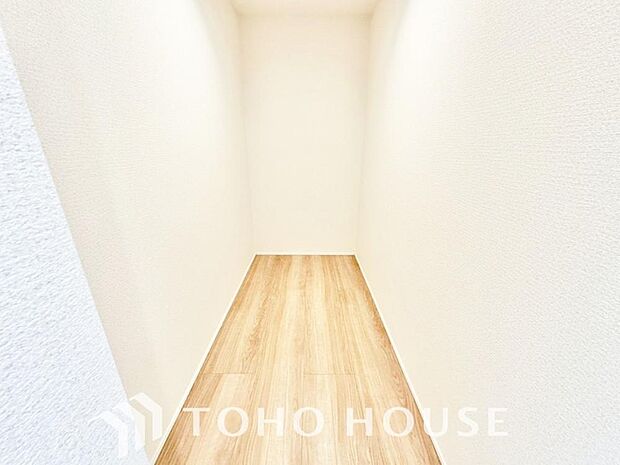 建物内部の収納には拘りました。共有部分に設けた収納。お荷物が多い方にも安心です。