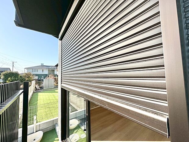 戸建にも防犯機能のシャッターを完備しております。寒い冬でも中から開閉がラクラクな所も便利です。