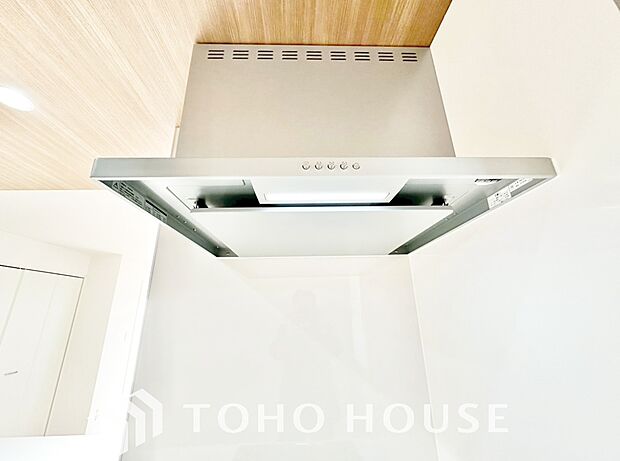 キッチンの換気扇はスタイリッシュなデザインで、日々のお手入れもラクラクな仕様となっております。