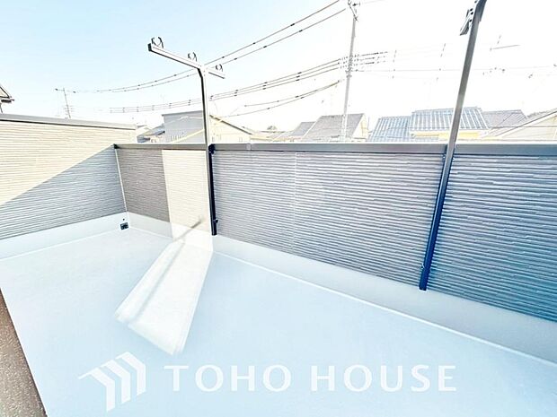 頬をなでる優しい風を感じることが出来るバルコニー。つい深呼吸をしたくなる気持ちの良い眺望です。