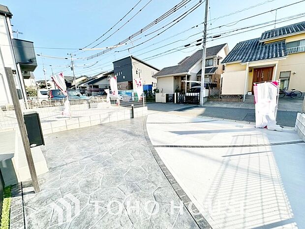 ゆったりとした駐車スペースを確保いたしましたので、大きめのお車でも駐車可能です。