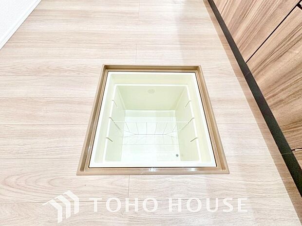 キッチン下部に設けた床下収納は、缶詰のストックや非常食、梅酒や味噌などの保存食入れとしての他、卓上プレートや季節家電などの物を仕舞うことが出来る便利な収納。