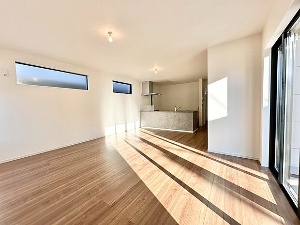 光と風があふれる開放的なリビングダイニングには自然と家族みんなが集まってきます。